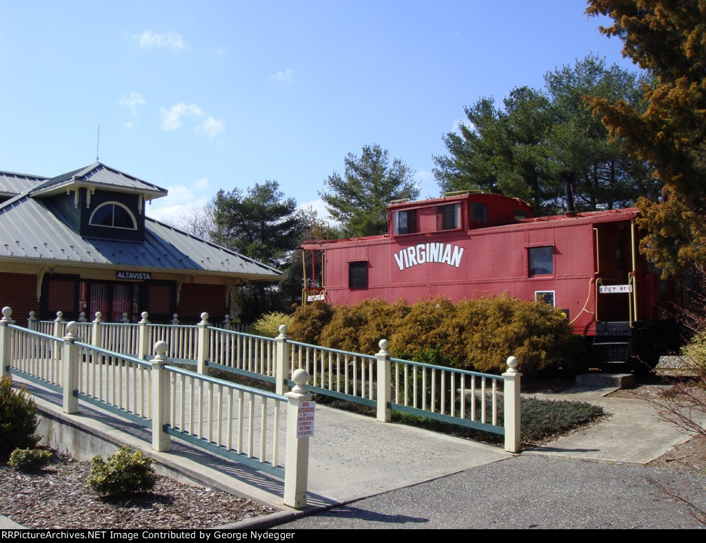 Caboose of the former "Virginian Railroad" and Station